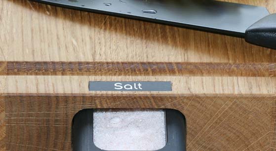 Nahaufnahme Schneidebrett mit Schriftzug Salz